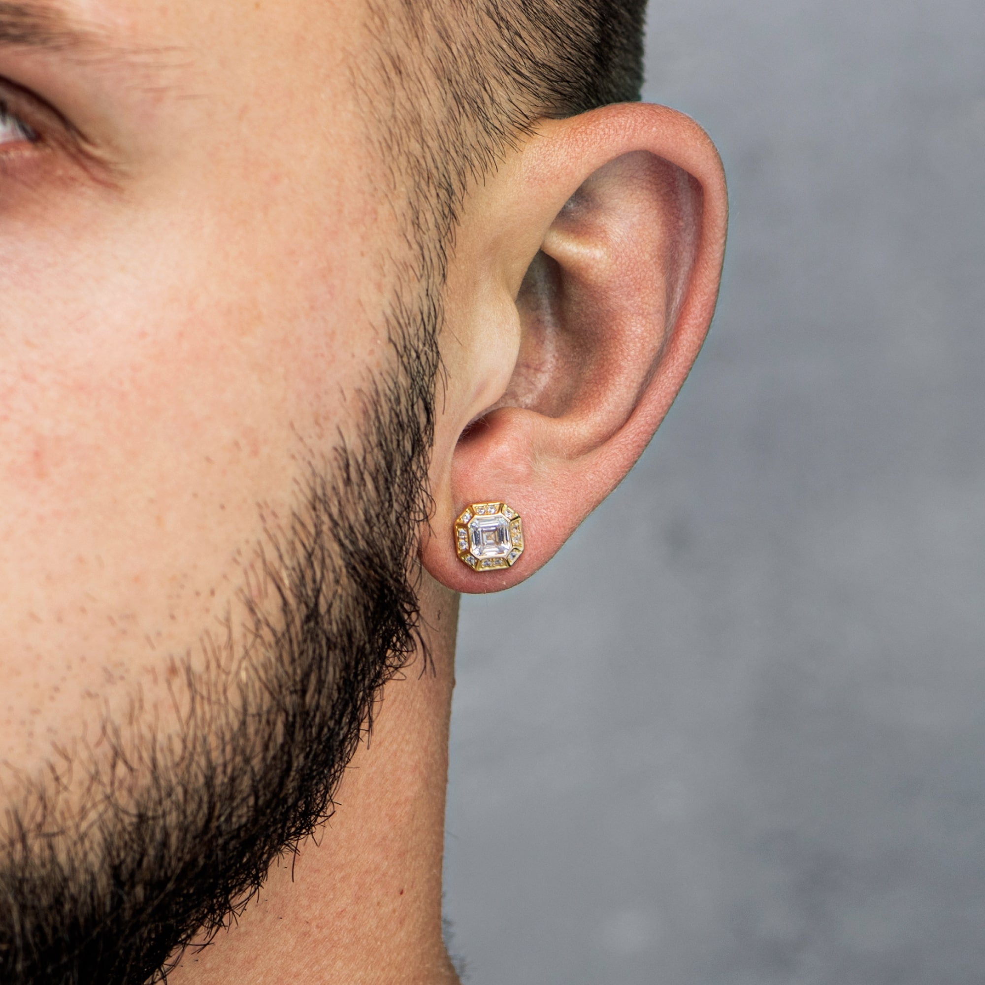 Goldohrringe im Smaragdschliff